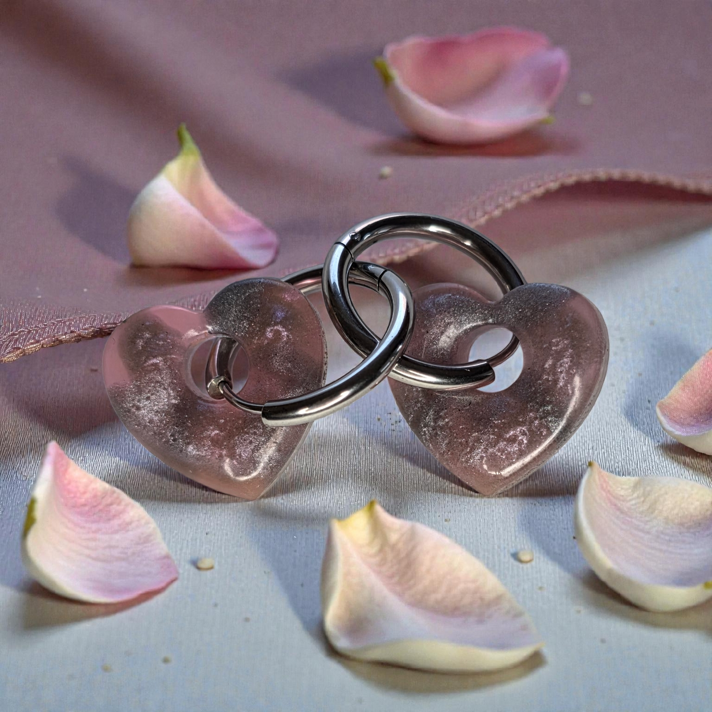 CHARM COEUR– Résine translucide rose poudré aux reflets nacrés sur anneau argenté