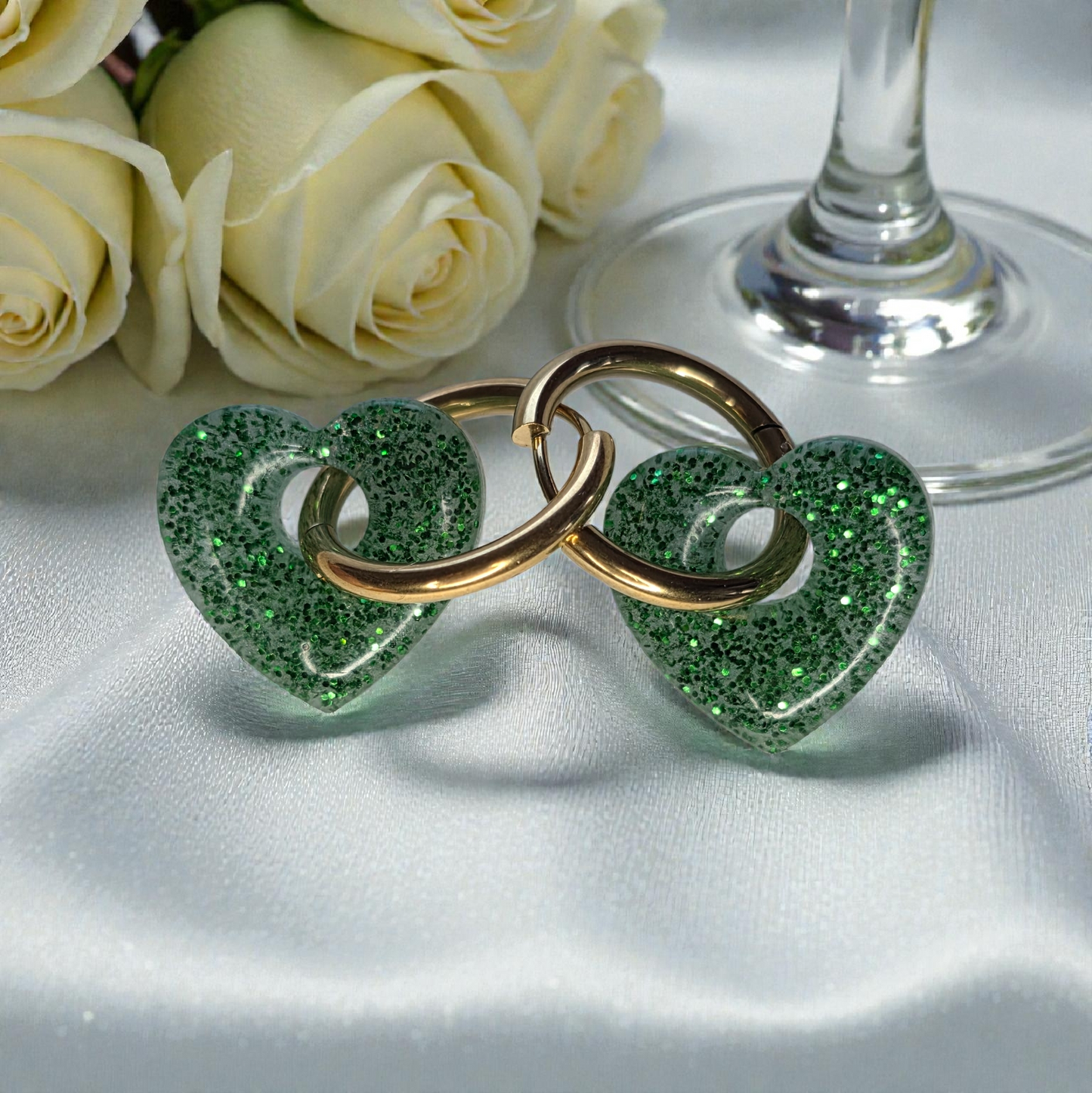 CHARM COEUR– Résine vert scintillant sur anneau doré