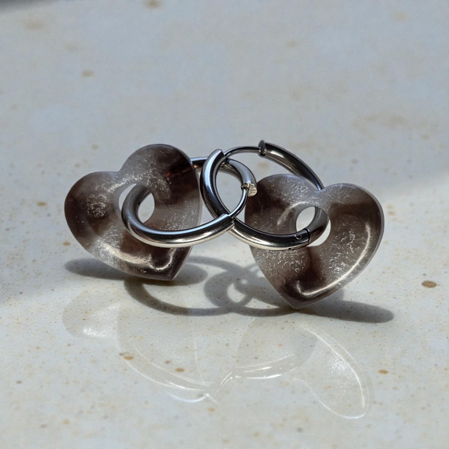 CHARM COEUR– Résine gris fumé nacré sur anneau argenté