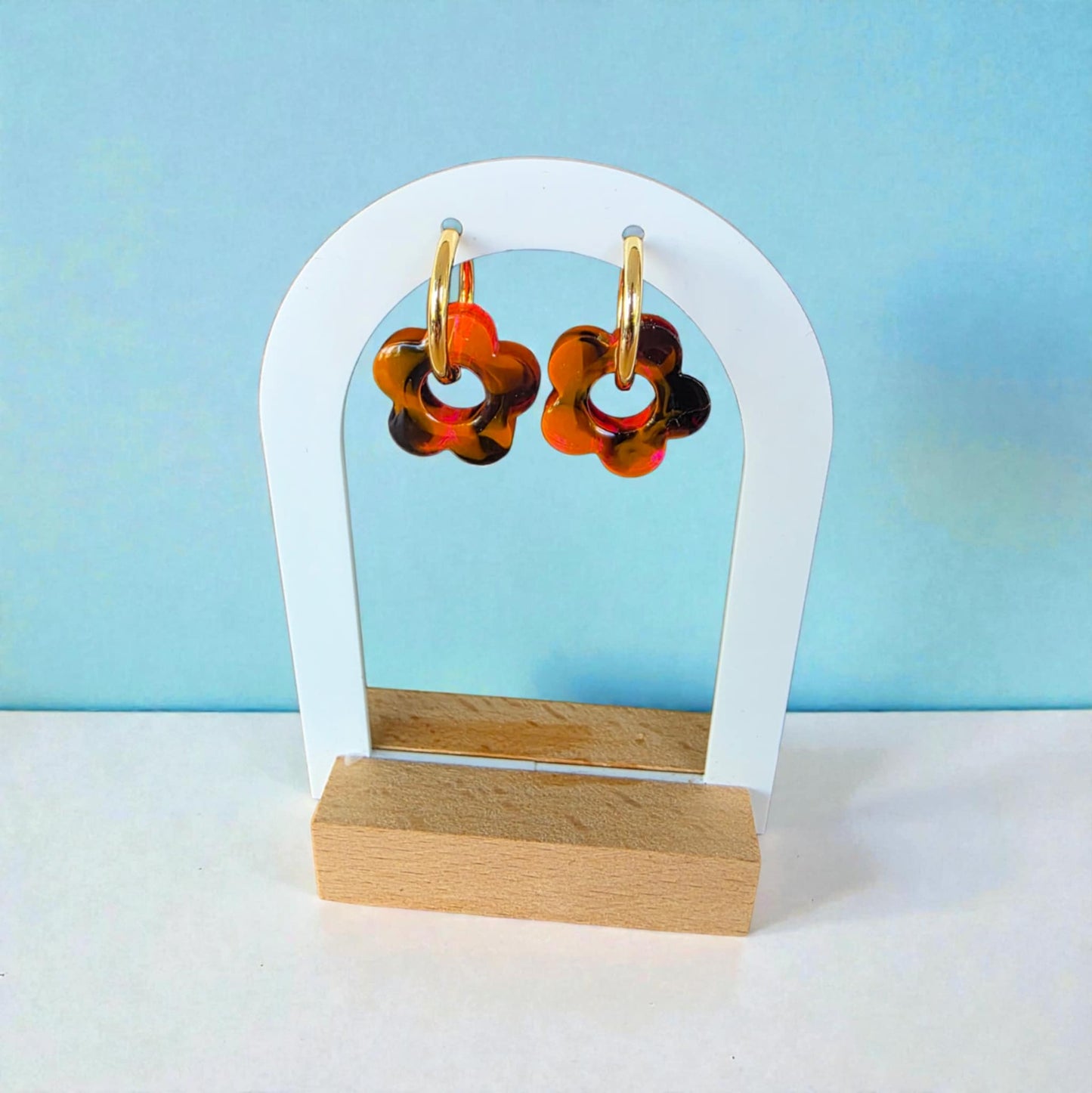 Boucles d’oreilles PAMPILLES – Fleur ajourée ambrée marbrée, vendues avec ou sans anneaux