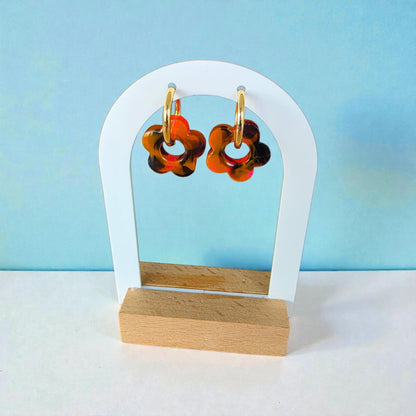 Boucles d’oreilles PAMPILLES – Fleur ajourée ambrée marbrée, vendues avec ou sans anneaux