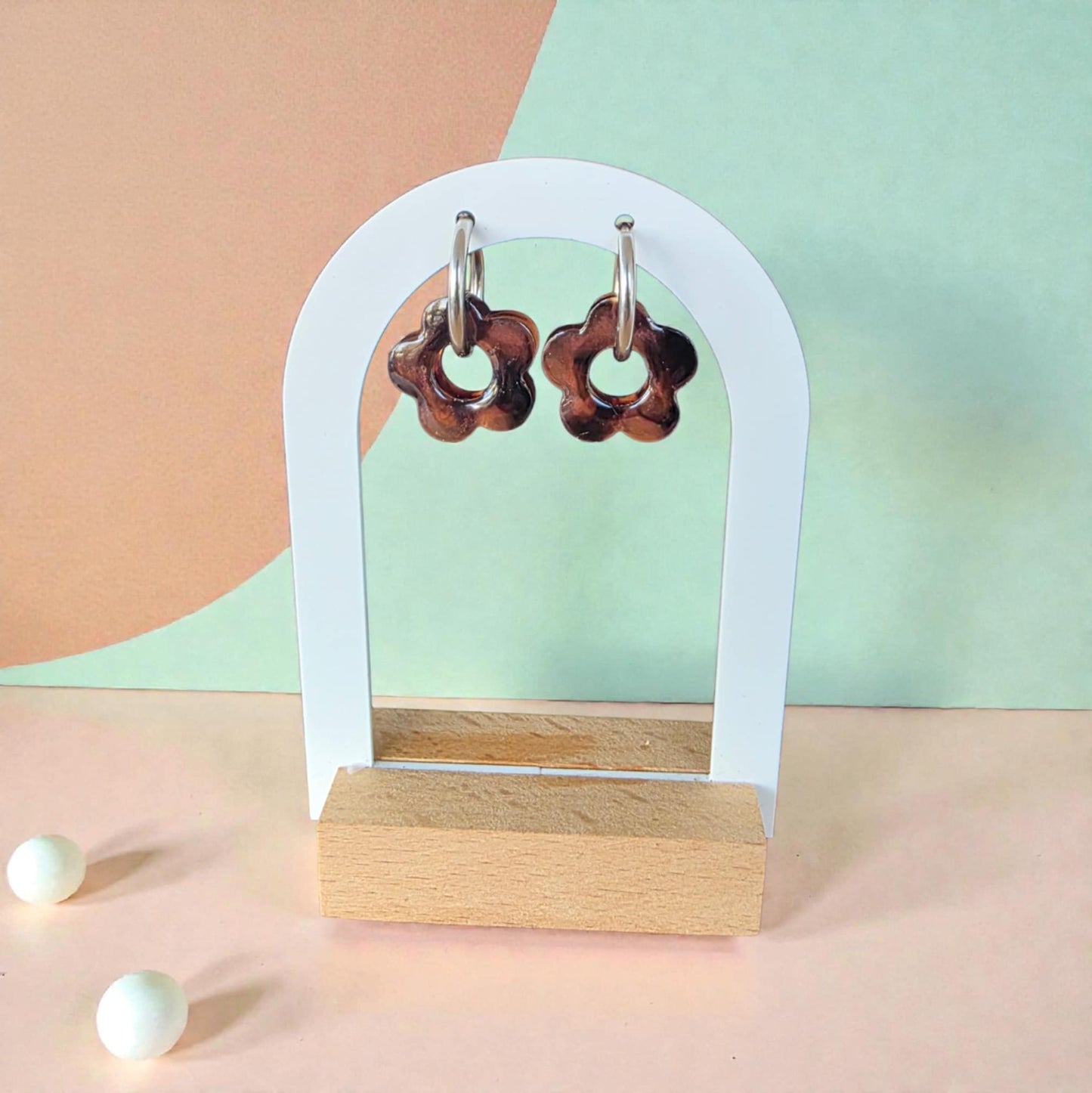 Boucles d’oreilles PAMPILLES – Fleur ajourée ambrée marbrée, vendues avec ou sans anneaux