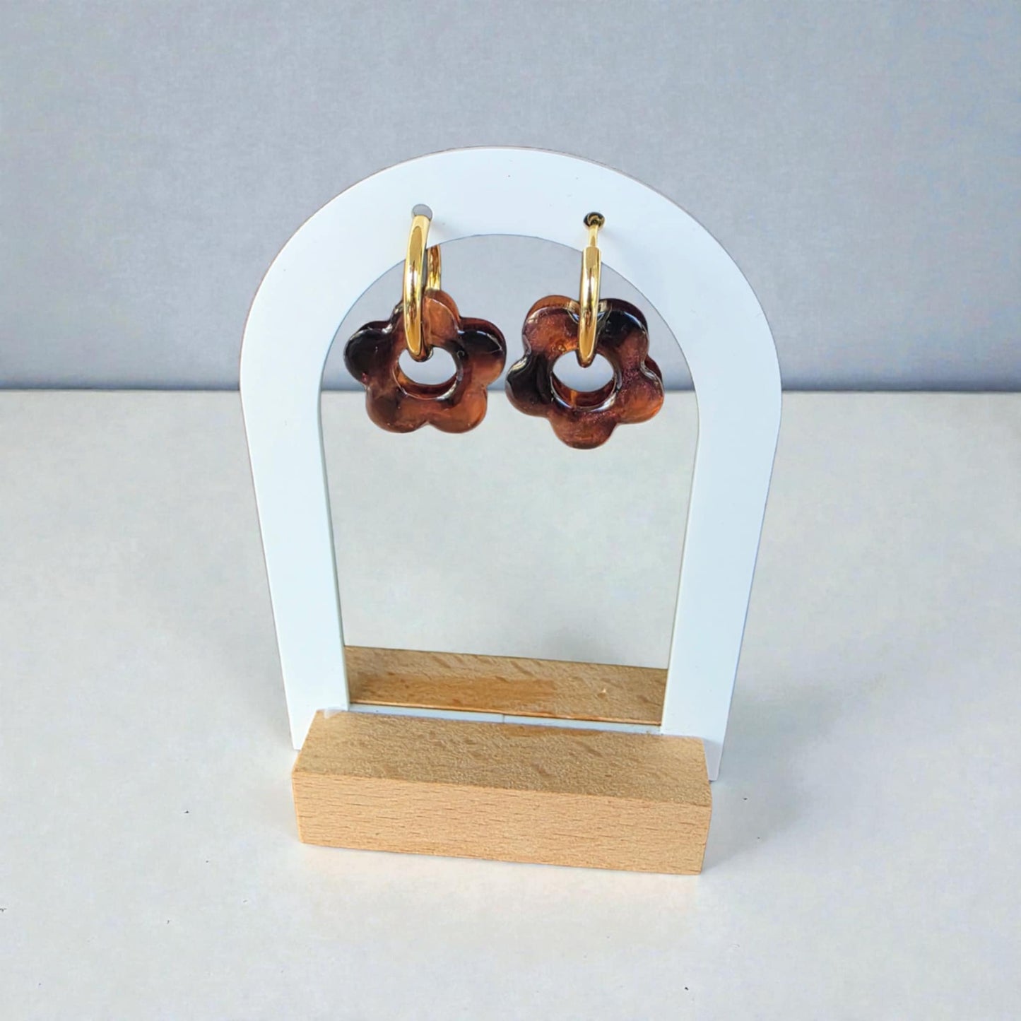 Boucles d’oreilles PAMPILLES – Fleur ajourée ambrée marbrée, vendues avec ou sans anneaux