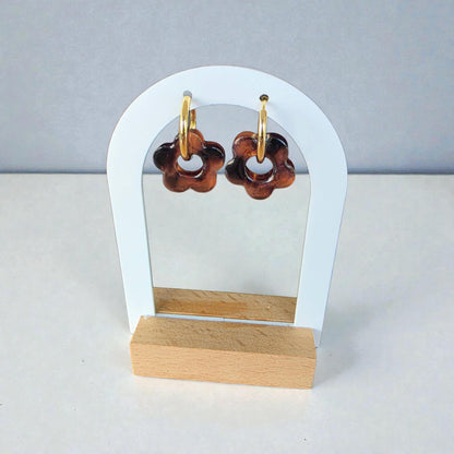 Boucles d’oreilles PAMPILLES – Fleur ajourée ambrée marbrée, vendues avec ou sans anneaux