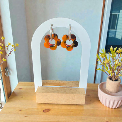 Boucles d’oreilles PAMPILLES – Fleur ajourée ambrée marbrée, vendues avec ou sans anneaux