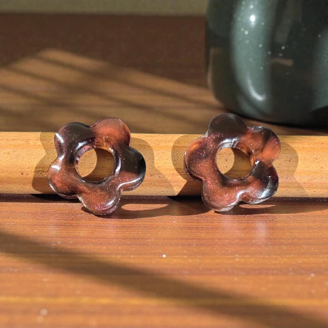 Boucles d’oreilles PAMPILLES – Fleur ajourée ambrée marbrée, vendues avec ou sans anneaux