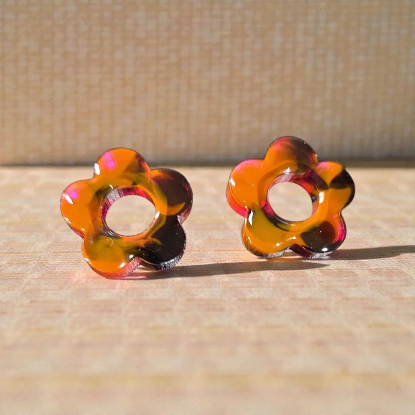 Boucles d’oreilles PAMPILLES – Fleur ajourée ambrée marbrée, vendues avec ou sans anneaux