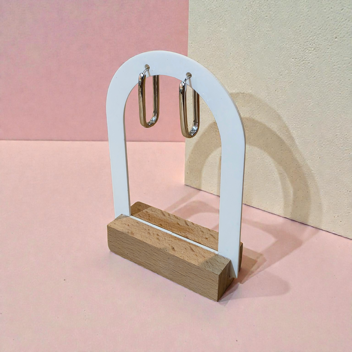 Boucles d’oreilles créoles rectangulaires – finition argentée (Hauteur : 18 mm, Largeur : environ 8 mm) AR-1022