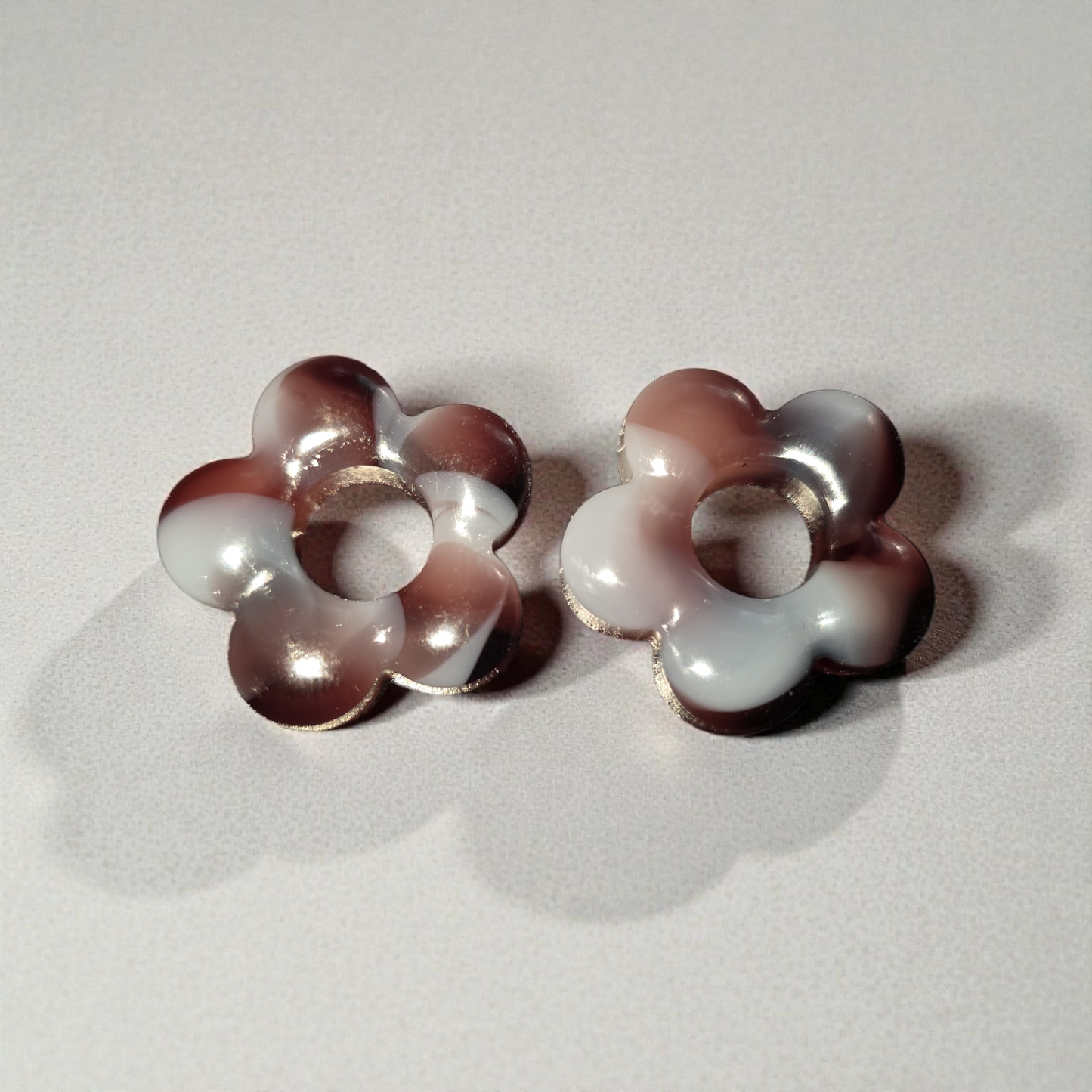 POP FLOWER – Chocolate and pearly ivory resin
