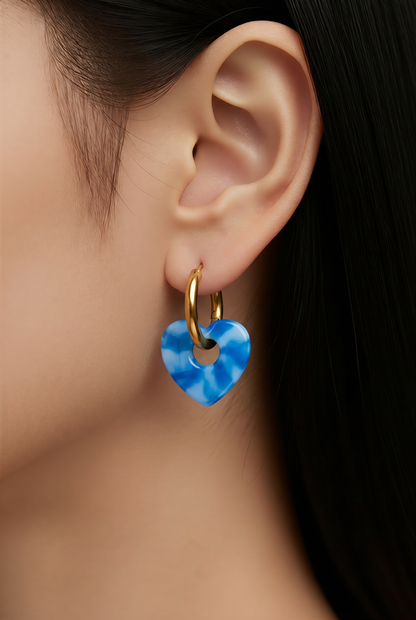 💙✨ Boucles d’oreilles CHARM CŒUR – Bleu ciel marbré