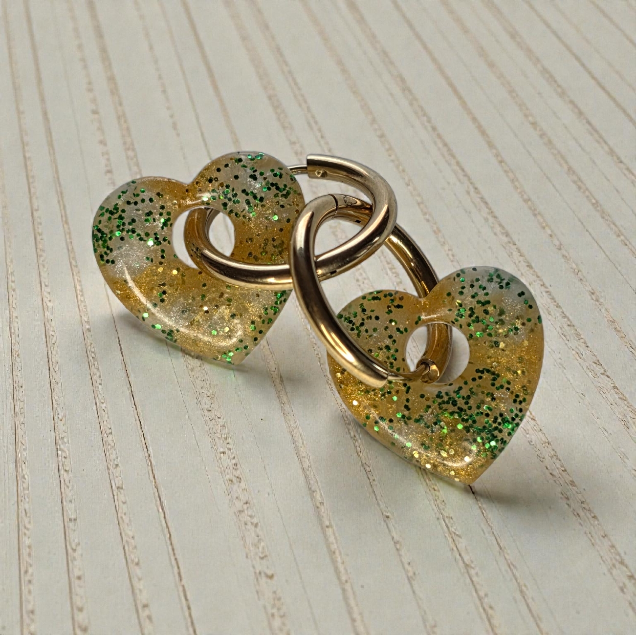 HEART CHARM – Gold glitter resin with green flecks on a gold ring