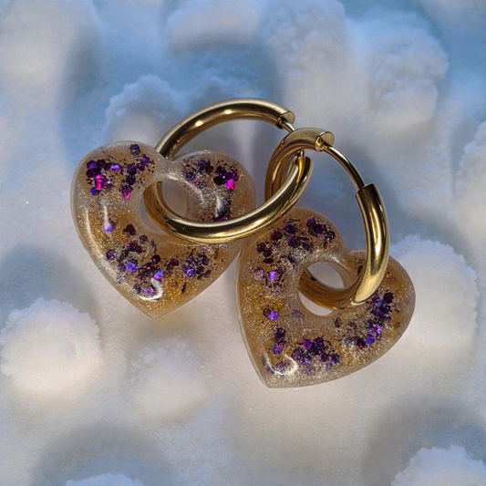 CHARM COEUR – Résine translucide dorée aux éclats violets sur anneau doré