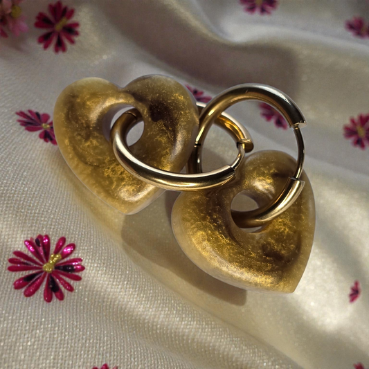 HEART CHARM – Gold pearlescent resin on a gold ring