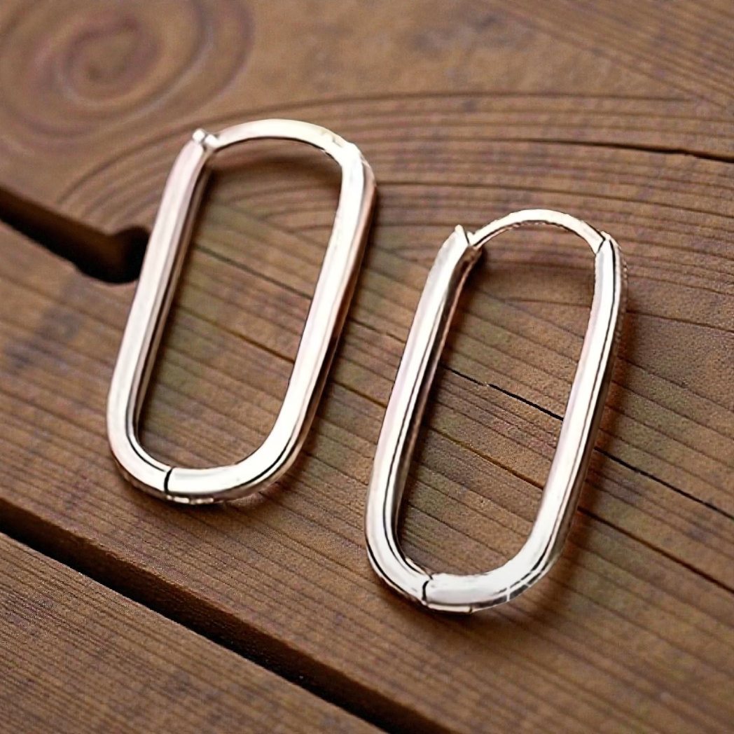 Boucles d’oreilles créoles rectangulaires – finition argentée (Hauteur : 18 mm, Largeur : environ 8 mm) AR-1022