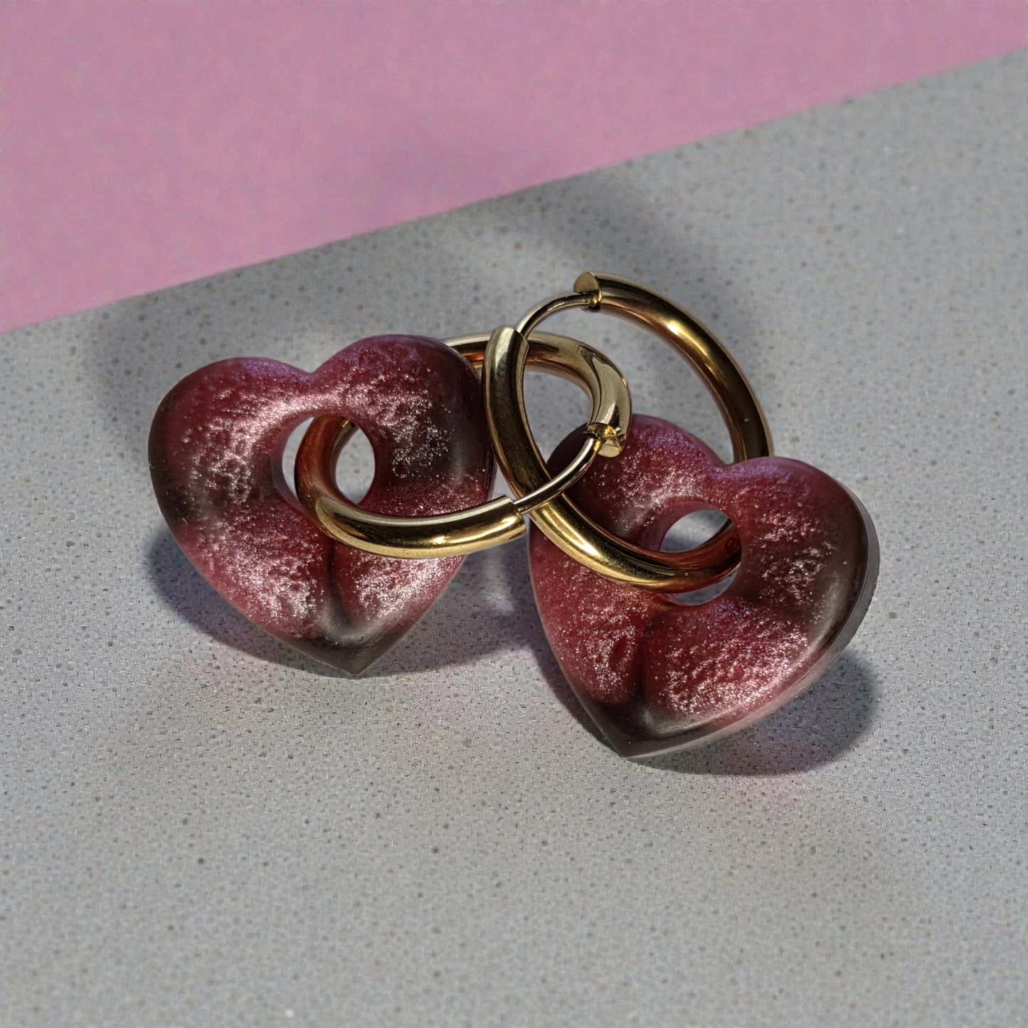 CHARM COEUR– Résine bordeaux rosé aux reflets nacrés sur anneau doré