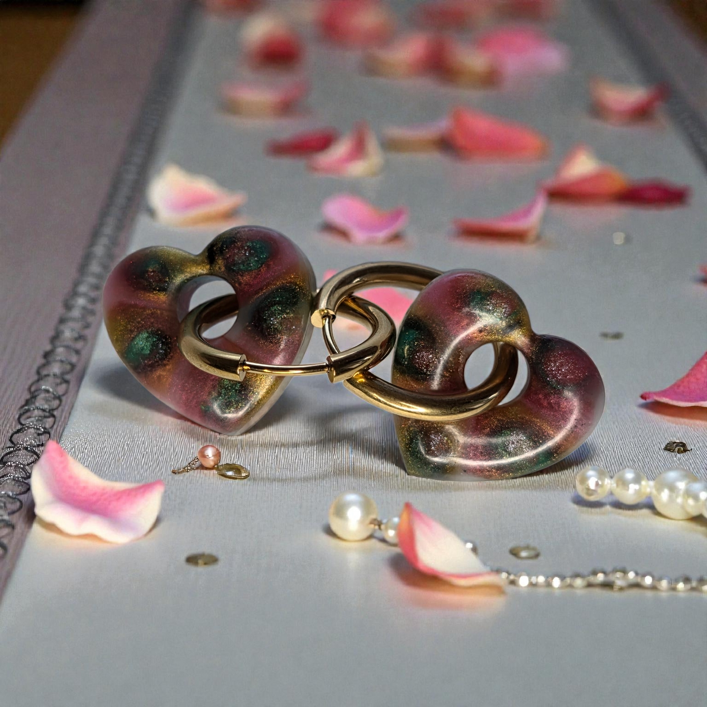 HEART CHARM – Multicolored marbled resin with green, pink and gold highlights on a gold ring
