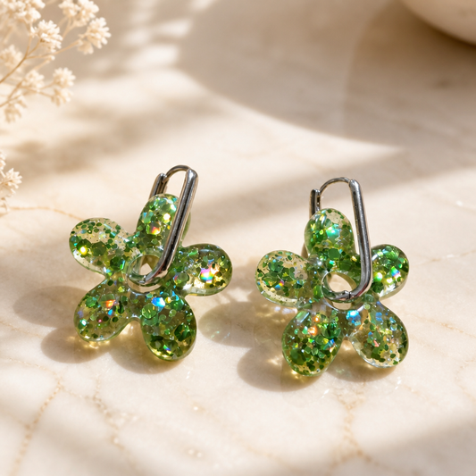 🌿✨ Boucles d’oreilles GLOW FLOWERS – Vert scintillant ✨🌿