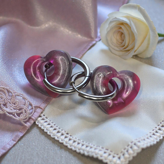 HEART CHARM – Pearlescent pinkish-purple resin and silver on a silver ring